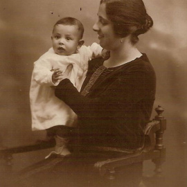 Urania Mella y su hijo, Raúl Solleiro Mella. / NOMES E VOCES