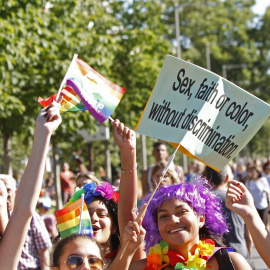 Asistentes a la mayor marcha del Orgullo Gay 2017 en el mundo, que ha partido de la glorieta de Atocha de Madrid para reivindicar la libertad sexual bajo el lema "Por los derechos LGTBI en todo el mundo". EFE/Javier López.