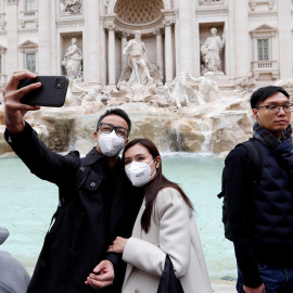 Unos turistas en la Fontana di Trevi. REUTERS