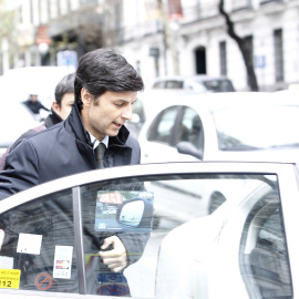 El yerno de Mario Conde, Fernando Guasch, a la salida de la Audiencia Nacional, donde ha declarado ante el juez Santiago Pedraz, que investiga el blanqueo de algo más de 13 millones de euros procedentes de Banesto por parte del exbanquero gallego, acusad