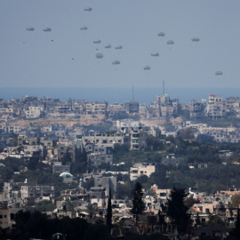 Los paquetes de ayuda caen sobre el norte de Gaza.- REUTERS/Amir Cohen