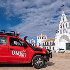 31/03/2020 - Efectivos de la Unidad Militar de Emergencias (UME) realizan tareas informativas y de control en la aldea almonteña de El Rocío (Huelva) para evitar las concentraciones de personas pese a las restricciones establecidas tras decretarse el es