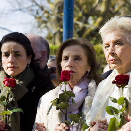 Las hija de Fernando Buesa Sara, su viuda, Natividad Rodríguez, y Begoña Elorza, madre de su escolta, el ertzaina Jorge Díez, durante el homenaje floral al político y al policía celebrado este sábado, con motivo del vigésimo aniversario de su asesi