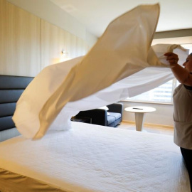 Una trabajadora del sindicato Kellys, durante su turno. REUTERS.