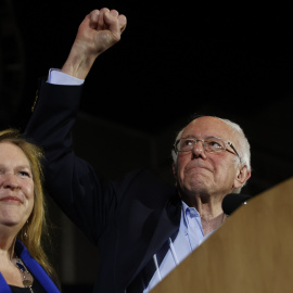Bernie Sanders celebra la victoria en los caucus de Nevada. REUTERS/Mike Segar