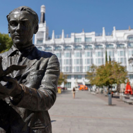 Escultura dedicada a Federico García Lorca en la madrileña Plaza de Santa Ana. EFE