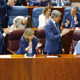 La presidenta de la Comunidad de Madrid, Cristina Cifuentes (d), recibe el aplauso de los diputados del PP y los miembros de su Gobierno. EFE/J. P. Gandul