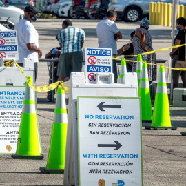 Un grupo de personas hace cola en Miami (Estados Unidos) para someterse a un test de la covid-19. EFE/EPA/CRISTOBAL HERRERA-ULASHKEVICH