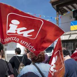  Imagen de archivo de un militante de IU durante una protesta - EP