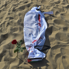  Una mortaja en la arena simula el cuerpo de un niño asesinado en Gaza.- Fabio Teixeira / EP