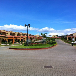 Condominio construido en el cantón de San Joaquin de Flores en la provincia de Heredia, Costa Rica.- Anderes Velarde