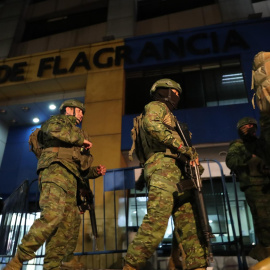  Militares escoltan la salida de un vehículo blindado donde es trasladado el exvicepresidente ecuatoriano Jorge Glas, este sábado en Quito (Ecuador). - EFE