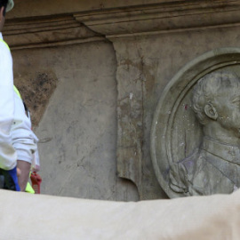 Salamanca retira el medallón de Franco de la Plaza Mayor. EFE