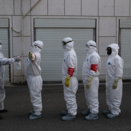 24/02/2020  - Voluntarios son desinfectados en Wuhan (China). / REUTERS