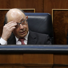 El ministro de Hacienda, Cristóbal Montoro, en su escaño del Congreso de los Diputados. EFE/Chema Moya