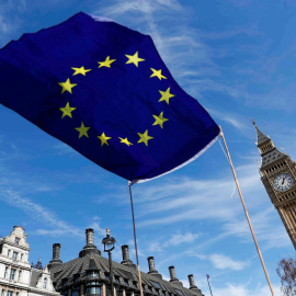 La bandera de la UE ondea cerca del Parlamento británico y el Big Ben, en una marcha a favor de la UE en Londres. REUTERS/Peter Nicholls
