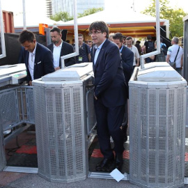 El presidente de la Generalitat, Carles Puigdemont (d), durante la visita que el mandatario catalán realizó ayer al Festival Primavera Sound, en Barcelona. EFE/Alejandro García.