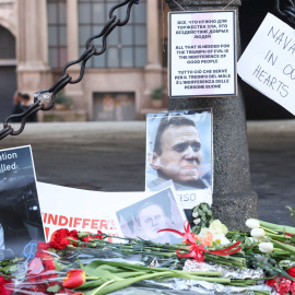 Flores y fotografías en memoria del líder opositor ruso Alexei Navalni en Milán, Italia.- REUTERS/Claudia