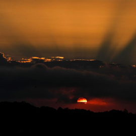 Vista del amanecer este viernes sobre el monte Zorroaga de San Sebastián. / EFE /Javier Etxezarreta