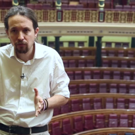 El líder de Podemos, Pablo Iglesias, en un momento de su entrevista con 'Público', días antes de que se debata en el Congreso su moción de censura contra Rajoy. PÚBLICOTV