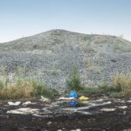 Toneladas de basura y cristales desbordan la única planta de reciclaje de vidrio de Madrid
