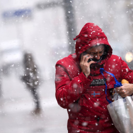 Un hombre camina por una calle de Reinosa, este lunes en la comunidad cántabra donde la Agencia Estatal de Meteorología mantiene activada la alerta por nevadas. EFE/Pedro Puente Hoyos