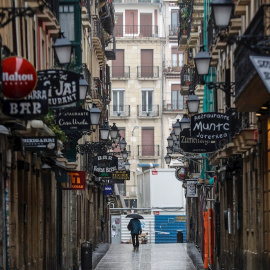 30/03/2020.- Vista de una calle de la Parte Vieja de San Sebastián donde abundan los bares y restaurantes, prácticamente desierta. / EFE - JUAN HERRERO