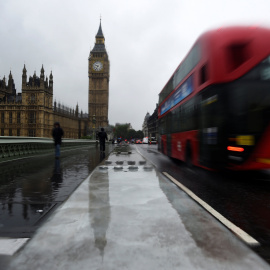 Un autobús cruza el puente de Westminster, en Londres, donde se han instalado nuevas barreras de seguridad el 6 de junio de 2017 REUTERS/Clodagh Kilcoyne
