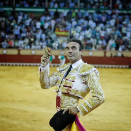 El torero Enrique Ponce pasea una oreja en la corrida celebrada este jueves en el Puerto de Santa María (Cádiz). EFE/Foto cedida por la empresa Lances de Futuro.