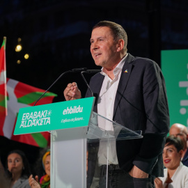 El coordinador general de la coalición, Arnaldo Otegi, interviene durante el inicio de la campaña electoral de EH Bildu, en la Plaza de Santa Bárbara, a 4 de abril de 2024, en Vitoria-Gasteiz, Álava, País Vasco (España).- Iñaki Berasaluce / Europa 