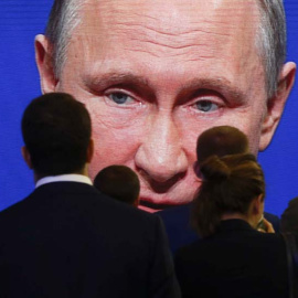 Putin aparece en una pantalla gigante durante un foro económico en San Petersburgo. | REUTERS