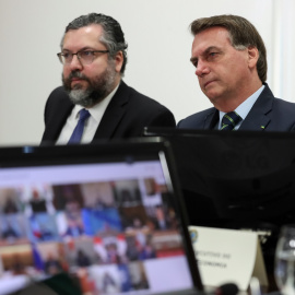El presidente brasileño, Jair Bolsonaro, y su ministro de relaciones exteriores, Ernesto Araujo, en la videoconferencia de líderes del G20 para tratar la crisis sanitaria global provocada por la pandemia del Covid-19. MARCOS CORRÊA/ PRESIDENCIA DE LA R