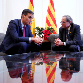 El presidente del Gobierno, Pedro Sanchez, y el de la Generalitat, Quim Torra, durante su reunión en el Palau Reial de Pedralbes, en Barcelona. REUTERS/Albert Gea