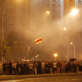 Manifestantes durante los enfrentamientos con con la Policia tras el cierre de las urnas en las elecciones presidenciales en Minsk, Bielorrusia. REUTERS / Vasily Fedosenko