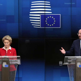 La presidenta de la Comisión Europea, Úrsula von der Leyen  y el presidente del Consejo Europeo, Charles Michel, comparecen ante la prensa en Bruselas. (REUTERS)