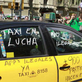 Un taxi de Barcelona, en una de las recientes protestas del sector contra la actividad de Uber y Cabify. EFE
