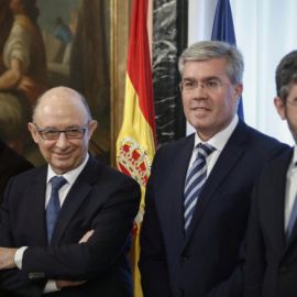 Los ministros Álvaro Nadal y Cristóbal Montoro con el  secretario de Estado de Hacienda, José Enrique Fernández de Moya, y el de Presupuestos, Alberto Nadal, el día de la toma de posesión del equipo del Ministerio de Hacienda. EFE