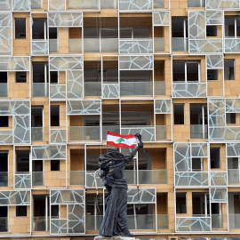 La bandera libanesa cuelga de la estatua de los Mártires en la Plaza de los Mártires en Beirut, Líbano. /EFE/EPA/WAEL HAMZEH