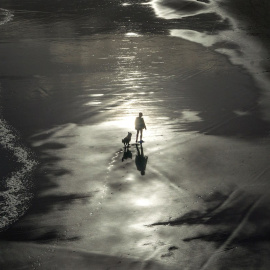 28/01/2020.- Un hombre pasea con su perro por la playa del Sardinero en Cantabria, este martes. Se esperan lluvias débiles y dispersas así como pocos cambios en temperaturas, excepto las máximas en Cantabria del Ebro donde ascenderán. Viento de compon