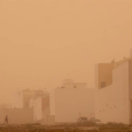 La Agencia Estatal de Meteorología (Aemet) prevé para hoy, lunes, calima y viento fuerte en las Canarias. EFE/ Carlos de Saá