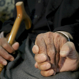 Imagen de archivo de las manos de dos ancianos. - EFE