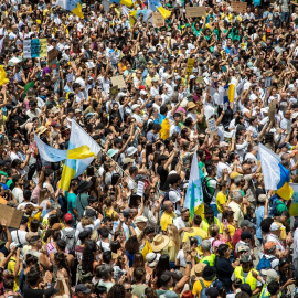 Cientos de personas protestan con carteles durante una manifestación contra el modelo turístico, a 20 de abril de 2024, en Las Palmas de Gran Canaria, Gran Canaria, Canarias (España).- Europa Press Canarias
