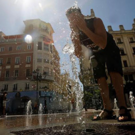 Un hombre se refresca en una fuente de Córdoba. / EFE