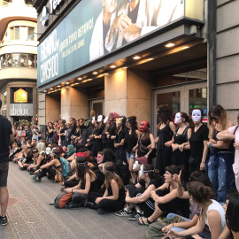 Mnifestantes contra el espectáculo de Jorge Cremades en Barcelona./ Twitter @BolliStuff