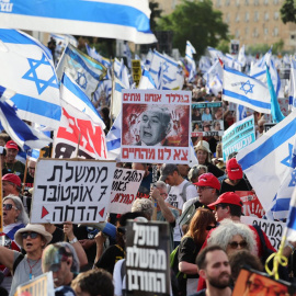 Una protesta contra el gobierno de Benjamin Netanyahu. Los manifestantes exigen elecciones inmediatas frente al parlamento israelí en Jerusalen.- EFE/EPA/ABIR SULTAN