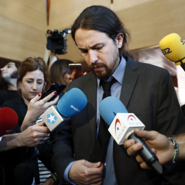 El líder de Podemos, Pablo Iglesias, atiende a los medios tras asistir como invitado al Pleno de la Asamblea de Madrid que debate y vota la moción de censura presentada por su partido contra la presidenta regional, Cristina Cifuentes. EFE/Mariscal