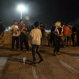 Jóvenes y menores extranjeros que viven en las calles de Melilla.- JOSÉ PALAZÓN