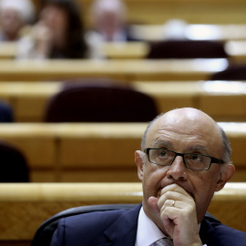 El ministro de Hacienda, Cristóbal Montoro, durante la sesión de control al Gobierno en el pleno del Senado. EFE/Kiko Huesca
