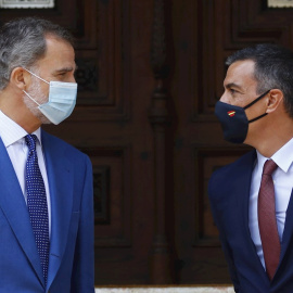Felipe VI junto al presidente Pedro Sánchez