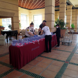 Imagen publicada por la agencia Reuters del interior del hotel de Tenerife donde unas mil personas permanecen aisladas. - REUTERS